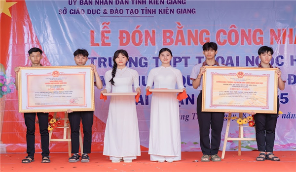 Gương sáng vùng biên